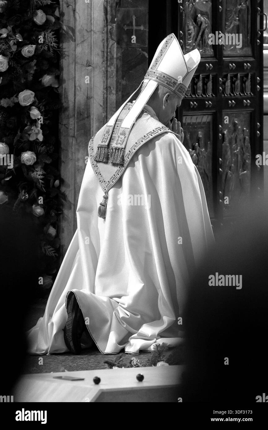 Vatikanstadt, Vatikan, 6. Januar 2026. Papst Leo XIV. Schließt die Heilige Pforte des Petersdoms und schließt damit das Jubiläumsjahr der Hoffnung auf die Epiphanik Stockfoto