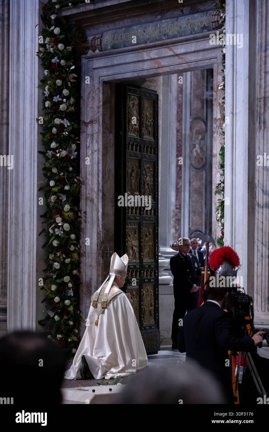 Vatikanstadt, Vatikan, 6. Januar 2026. Papst Leo XIV. Schließt die Heilige Pforte des Petersdoms und schließt damit das Jubiläumsjahr der Hoffnung auf die Epiphanik Stockfoto