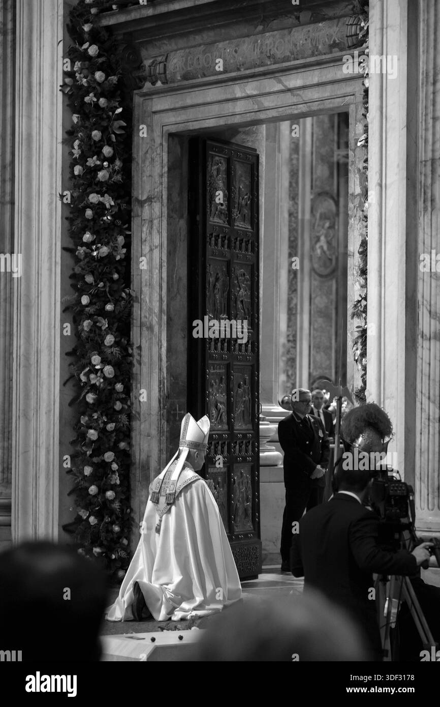 Vatikanstadt, Vatikan, 6. Januar 2026. Papst Leo XIV. Schließt die Heilige Pforte des Petersdoms und schließt damit das Jubiläumsjahr der Hoffnung auf die Epiphanik Stockfoto