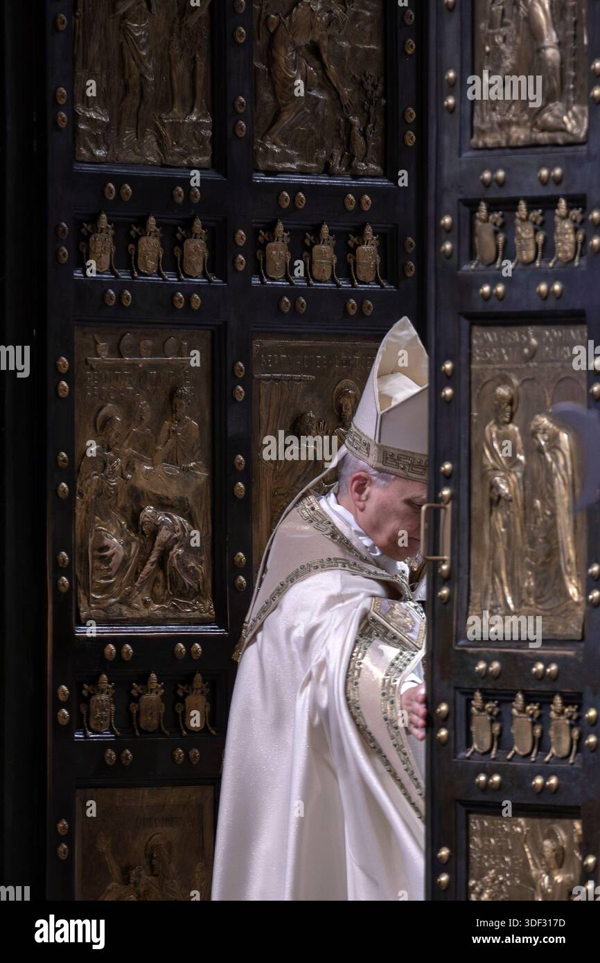Vatikanstadt, Vatikan, 6. Januar 2026. Papst Leo XIV. Schließt die Heilige Pforte des Petersdoms und schließt damit das Jubiläumsjahr der Hoffnung auf die Epiphanik Stockfoto