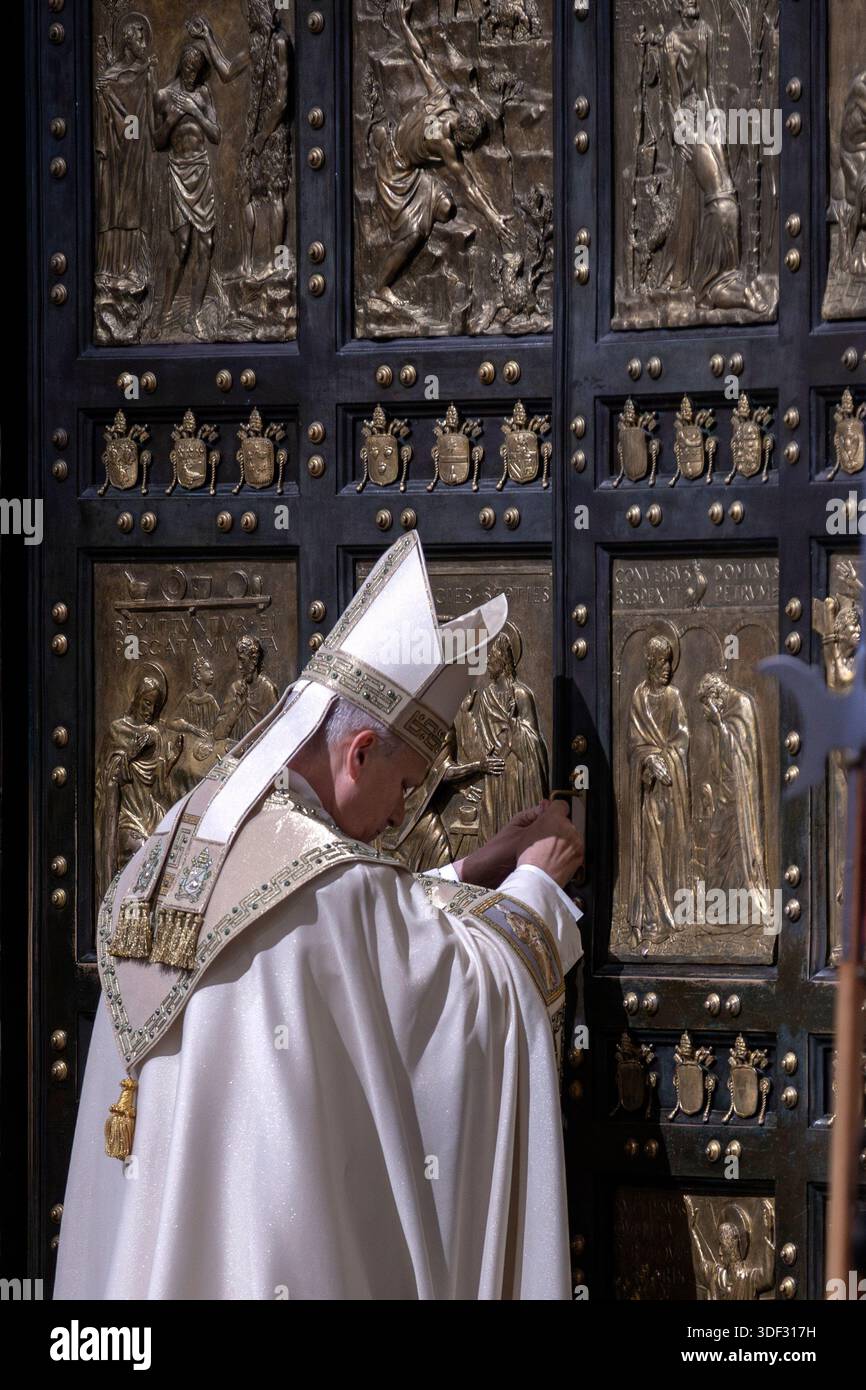 Vatikanstadt, Vatikan, 6. Januar 2026. Papst Leo XIV. Schließt die Heilige Pforte des Petersdoms und schließt damit das Jubiläumsjahr der Hoffnung auf die Epiphanik Stockfoto