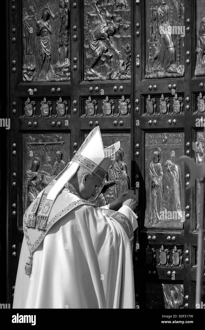 Vatikanstadt, Vatikan, 6. Januar 2026. Papst Leo XIV. Schließt die Heilige Pforte des Petersdoms und schließt damit das Jubiläumsjahr der Hoffnung auf die Epiphanik Stockfoto