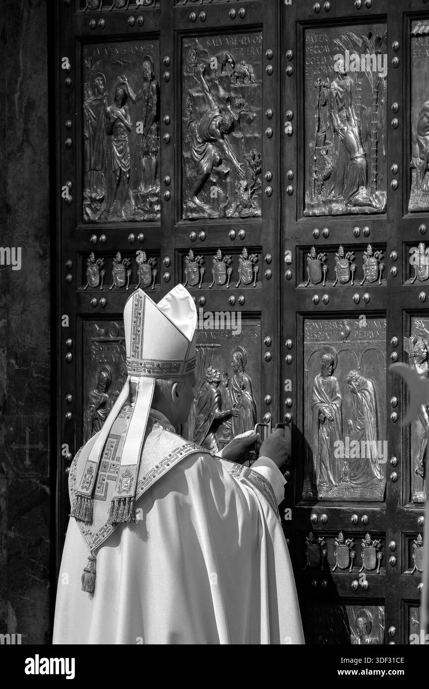 Vatikanstadt, Vatikan, 6. Januar 2026. Papst Leo XIV. Schließt die Heilige Pforte des Petersdoms und schließt damit das Jubiläumsjahr der Hoffnung auf die Epiphanik Stockfoto