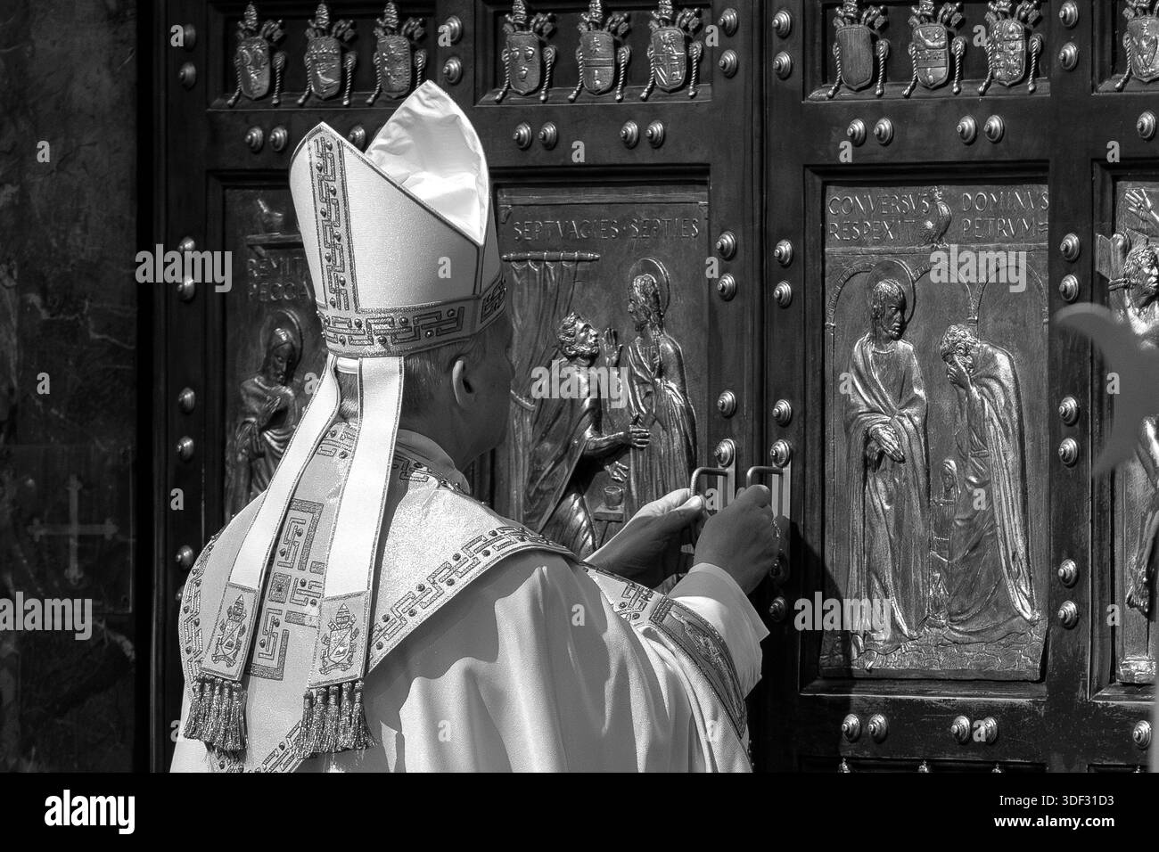 Vatikanstadt, Vatikan, 6. Januar 2026. Papst Leo XIV. Schließt die Heilige Pforte des Petersdoms und schließt damit das Jubiläumsjahr der Hoffnung auf die Epiphanik Stockfoto