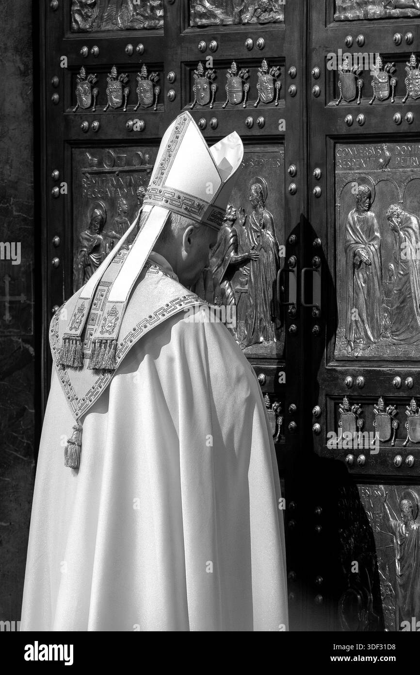 Vatikanstadt, Vatikan, 6. Januar 2026. Papst Leo XIV. Schließt die Heilige Pforte des Petersdoms und schließt damit das Jubiläumsjahr der Hoffnung auf die Epiphanik Stockfoto