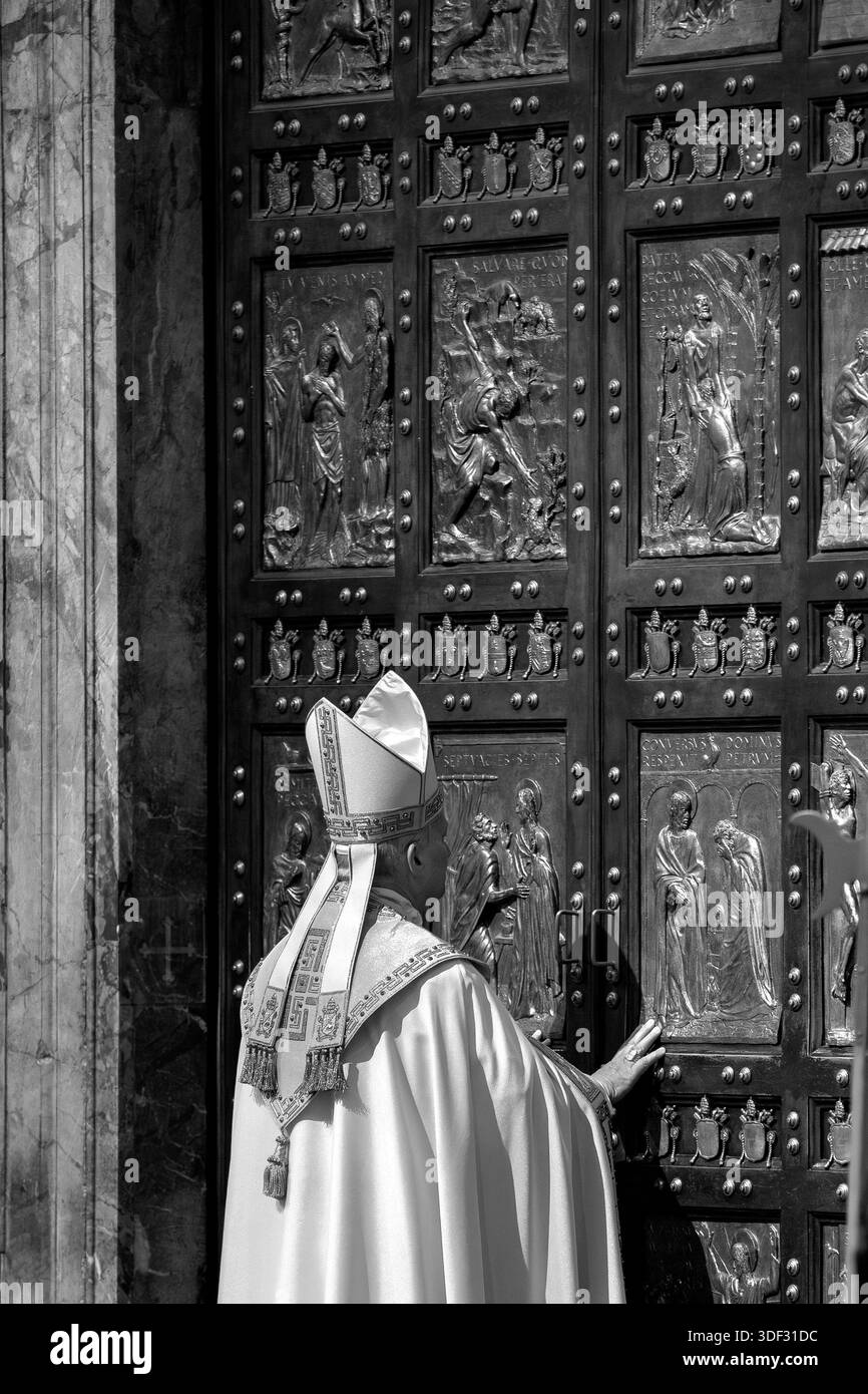 Vatikanstadt, Vatikan, 6. Januar 2026. Papst Leo XIV. Schließt die Heilige Pforte des Petersdoms und schließt damit das Jubiläumsjahr der Hoffnung auf die Epiphanik Stockfoto