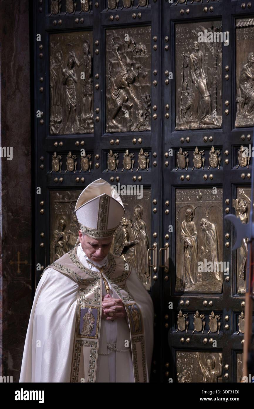 Vatikanstadt, Vatikan, 6. Januar 2026. Papst Leo XIV. Schließt die Heilige Pforte des Petersdoms und schließt damit das Jubiläumsjahr der Hoffnung auf die Epiphanik Stockfoto