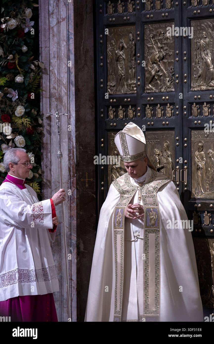 Vatikanstadt, Vatikan, 6. Januar 2026. Papst Leo XIV. Schließt die Heilige Pforte des Petersdoms und schließt damit das Jubiläumsjahr der Hoffnung auf die Epiphanik Stockfoto