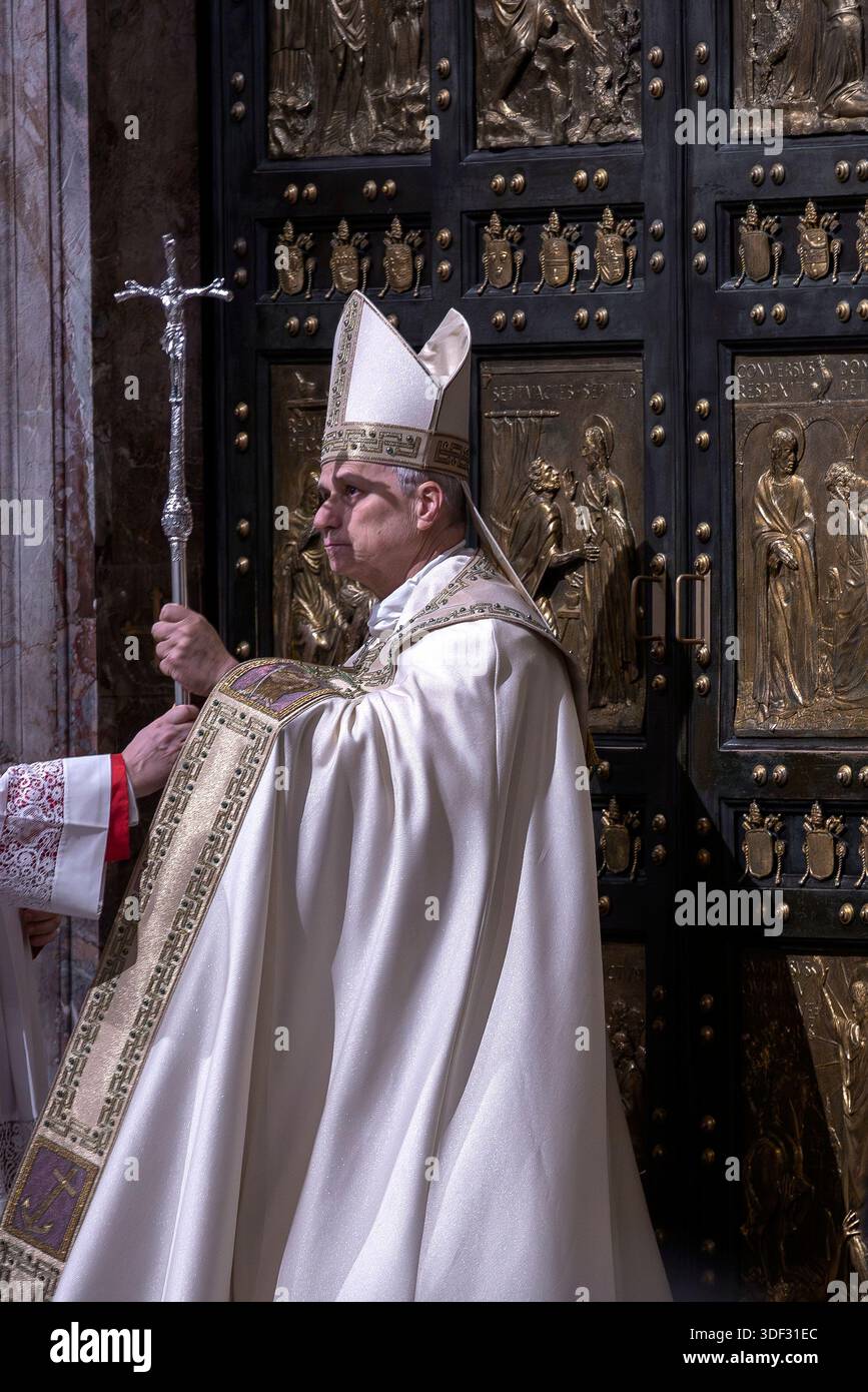 Vatikanstadt, Vatikan, 6. Januar 2026. Papst Leo XIV. Schließt die Heilige Pforte des Petersdoms und schließt damit das Jubiläumsjahr der Hoffnung auf die Epiphanik Stockfoto