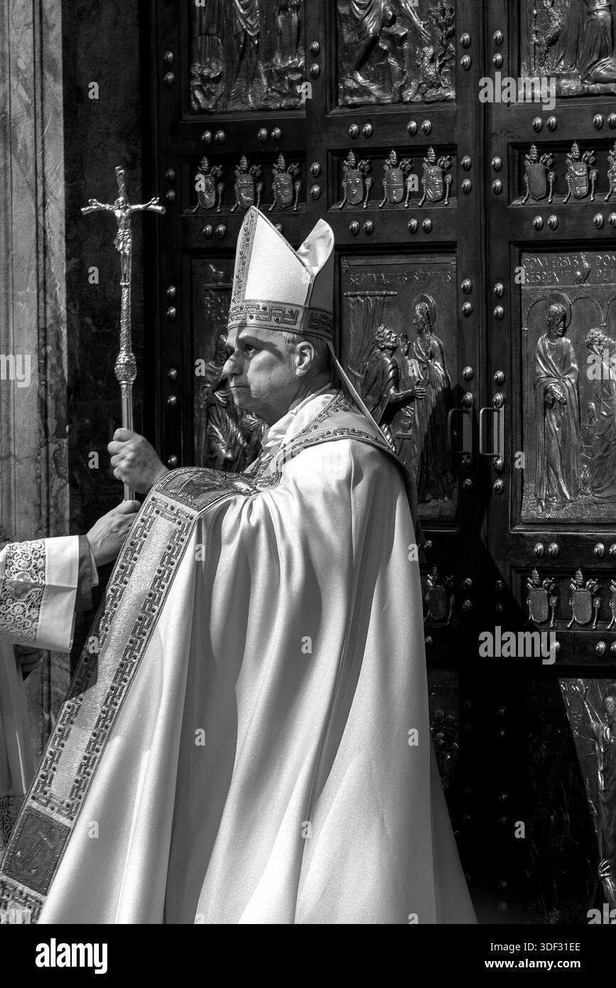 Vatikanstadt, Vatikan, 6. Januar 2026. Papst Leo XIV. Schließt die Heilige Pforte des Petersdoms und schließt damit das Jubiläumsjahr der Hoffnung auf die Epiphanik Stockfoto