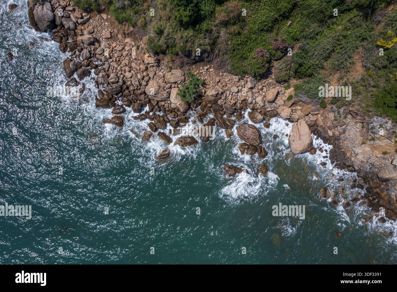 Blaues Mittelmeer mit felsigem Hintergrund Stockfoto