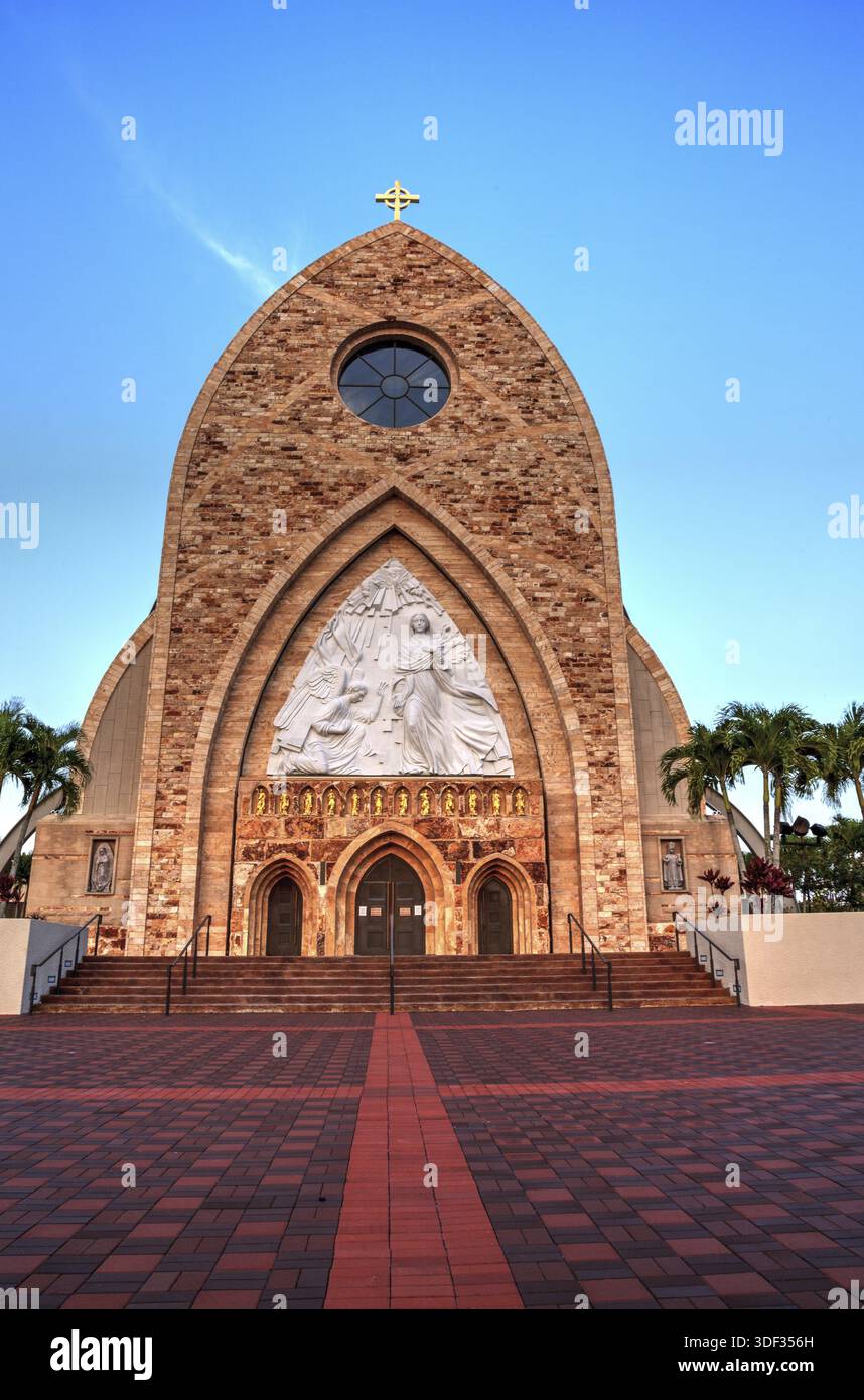 Ave Maria, Florida, USA â€“ 19. April 2020: Ave Maria Pfarrkirche auf dem Ave Maria University Campus bei Sonnenuntergang in Ave Maria, Florida Stockfoto