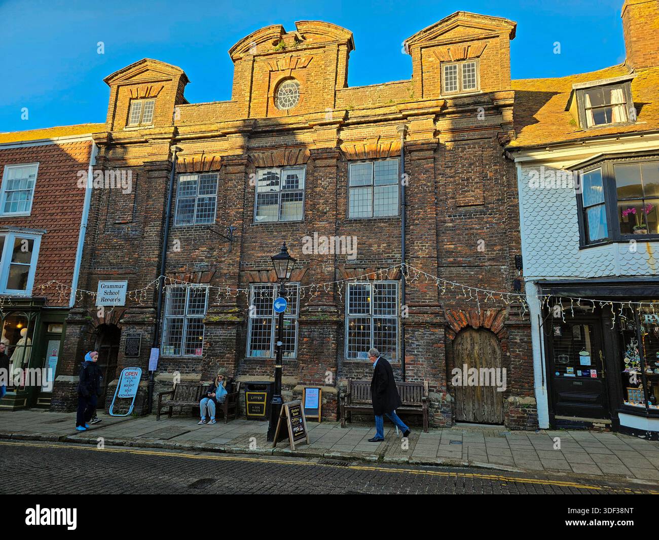 Altes Gymnasium, Rye, East Sussex. Das Backsteingebäude aus dem 17. Jahrhundert von Thomas Peacock war bis 1908 der Ort der Rye Grammar School. Stockfoto