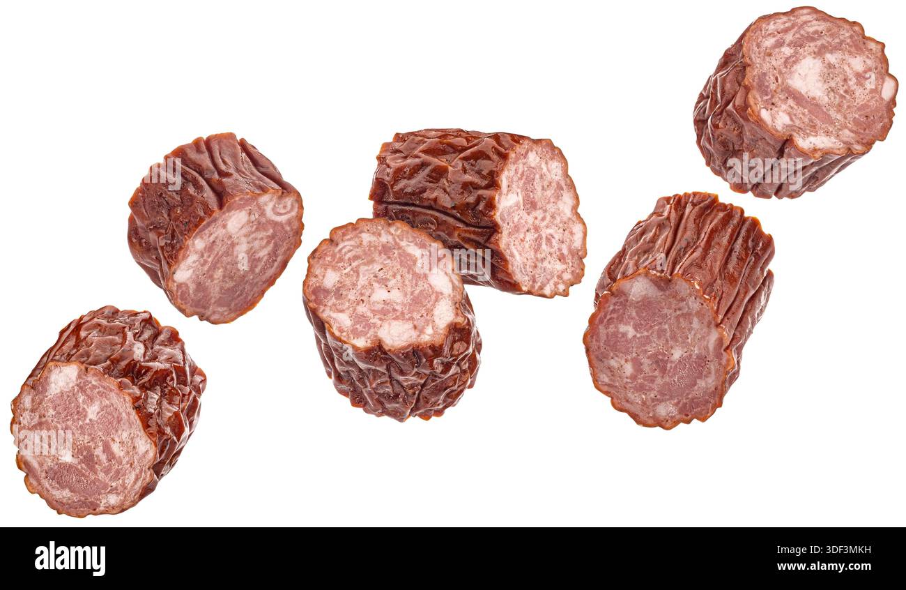 Fallende polnische Kielbasa-Scheiben, gehackte geräucherte Wurst isoliert auf weißem Hintergrund mit Schneideweg, volle Schärfentiefe Stockfoto