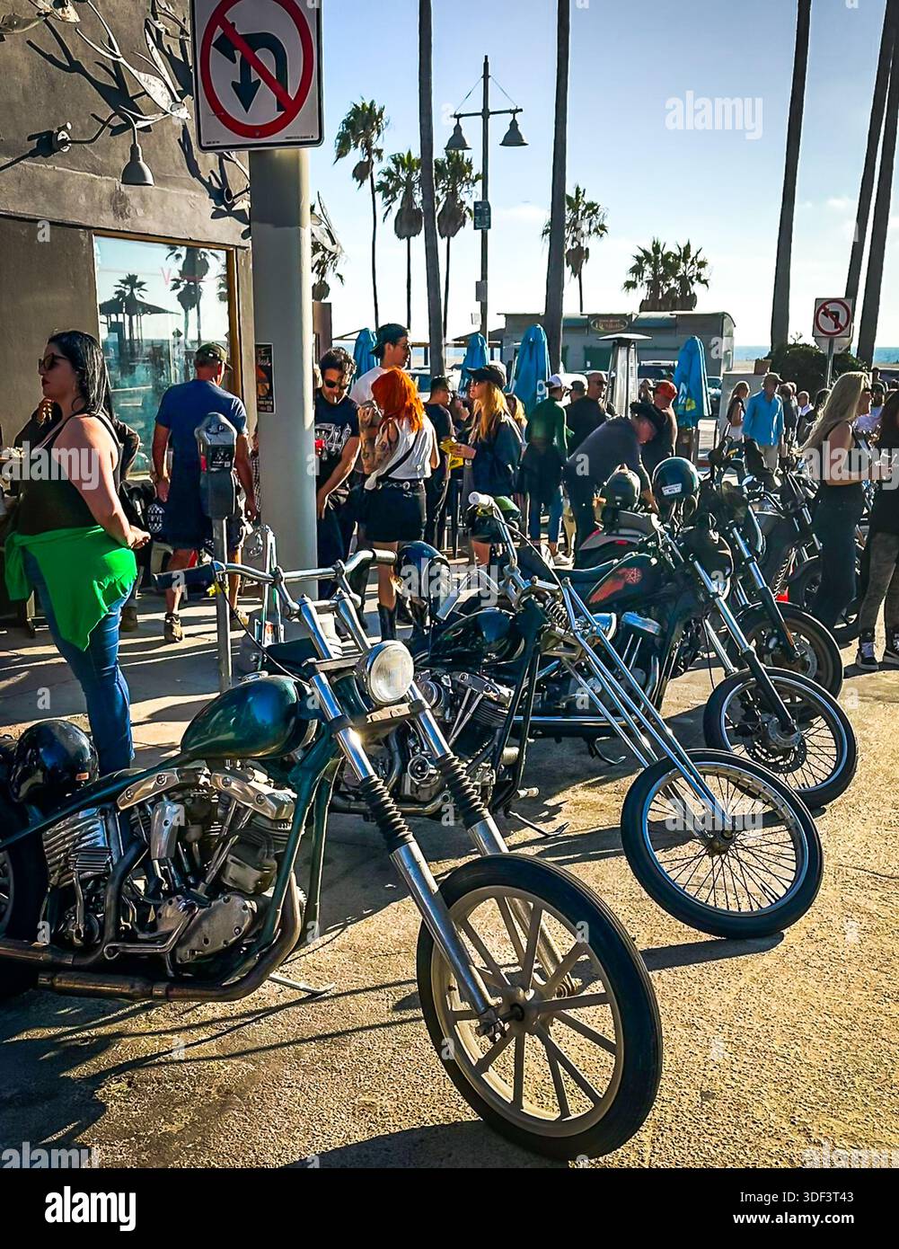 Kalifornien, USA, 29. September 2024, Blick auf Biker und ihr Motorrad am Rose Room, einem Veranstaltungsort in Venice Beach Stockfoto