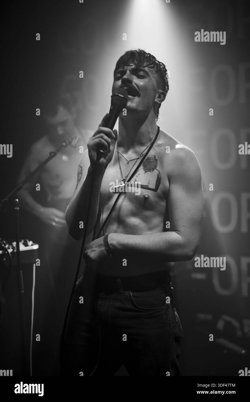 Euan Woodman, Mitglied der Band GANS, tritt live auf der Bühne im Hebden Bridge Trades Club auf Stockfoto