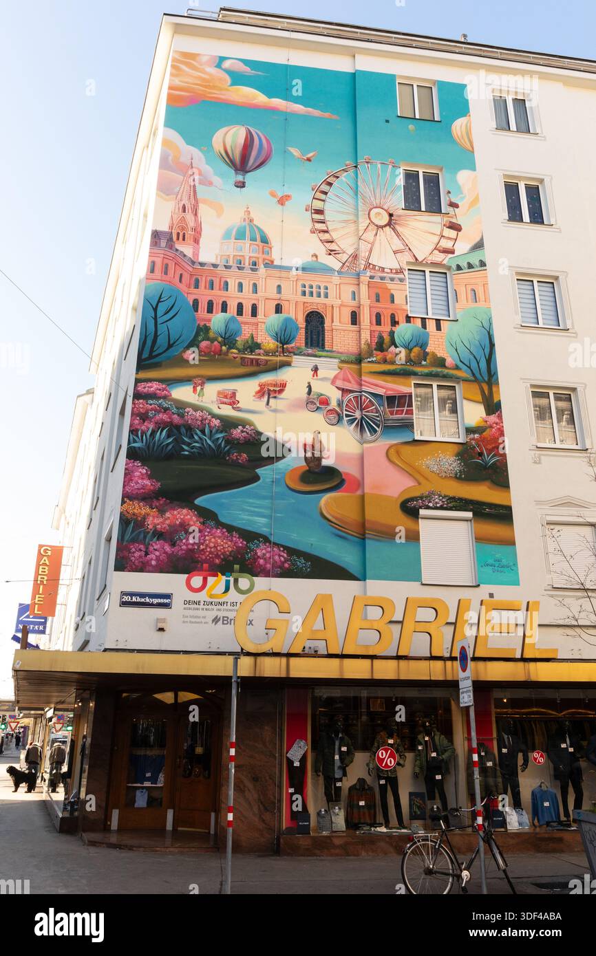 Großes Vienesse-Wandgemälde auf Sozialwohnungen in Brigittenau, Wien, Österreich. Stockfoto
