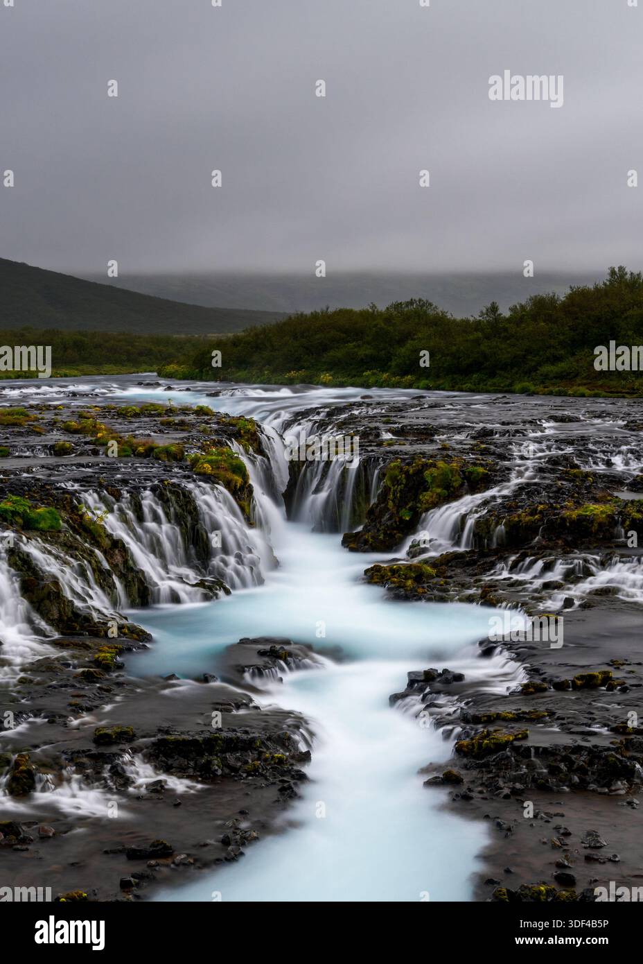 Eine Langzeitaufnahme des malerischen Bruarfoss Wasserfalls auf der Golden Circle Touristenroute in Island Stockfoto