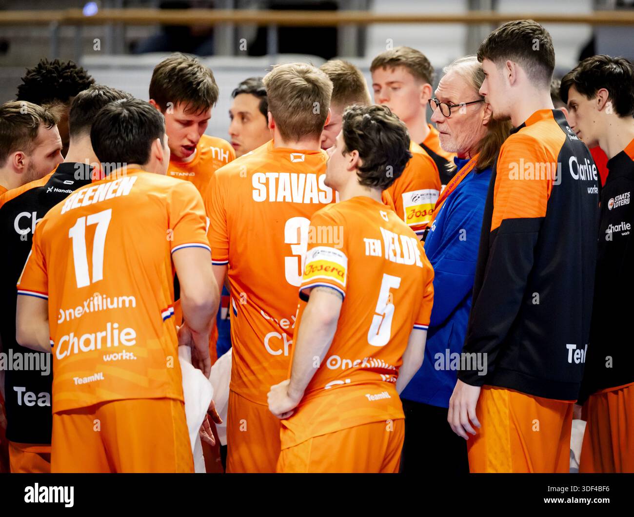 ALMERE ist der niederländische Trainer Staffan Olsson und sein Handballteam während des Handballspiels der Golden League zwischen den Niederlanden und Norwegen. Die Handballspieler bereiten sich auf die Europameisterschaft vor. SEM VAN DER WAL / ANP Stockfoto