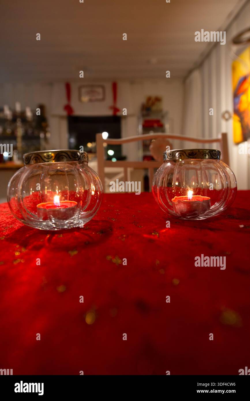 Kerzen zu Weihnachten. Vertikal. Stockfoto