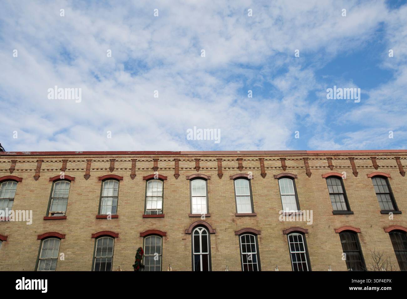 Altes Backsteingebäude in einer kleinen Stadt Stockfoto