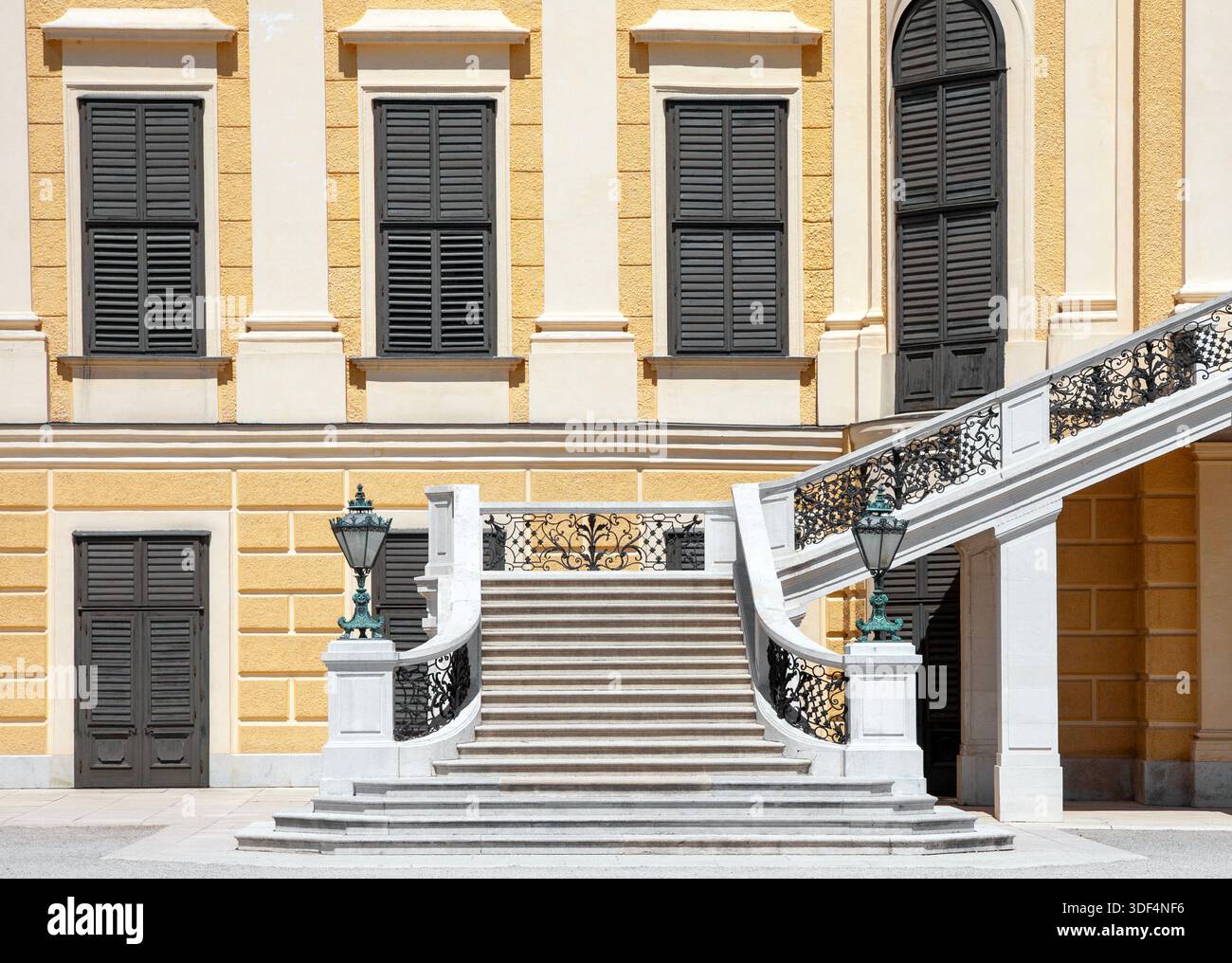 Architektonisches Außendetail des barocken Schlosses Schönbrunn in Wien, Österreich, Vorderansicht der Gebäudefassade mit Treppenhaus Stockfoto