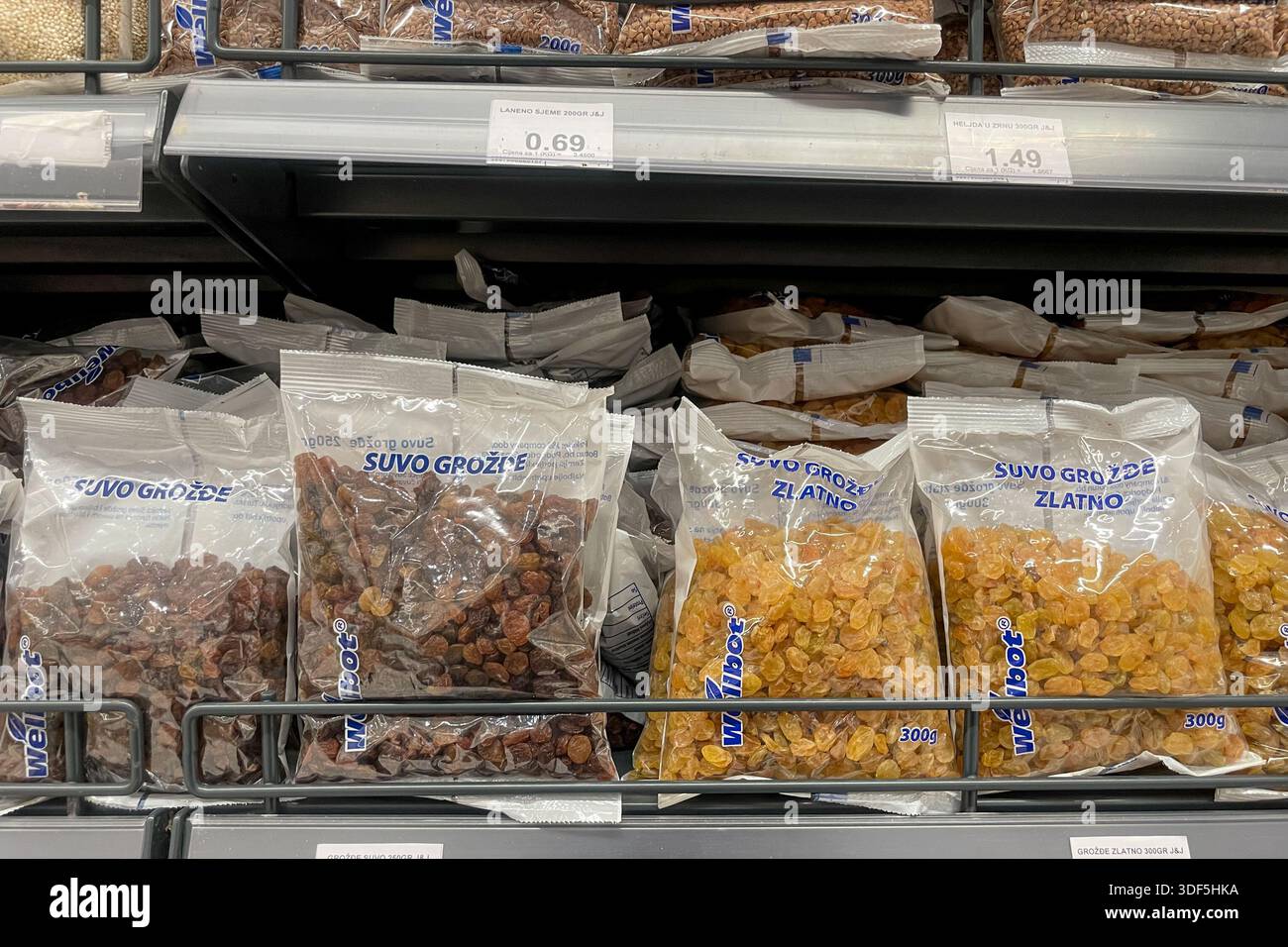 Bar, Montenegro, 10. Januar 2026, Nüsse und getrocknete Fruchtmischungen im Supermarkt Stockfoto