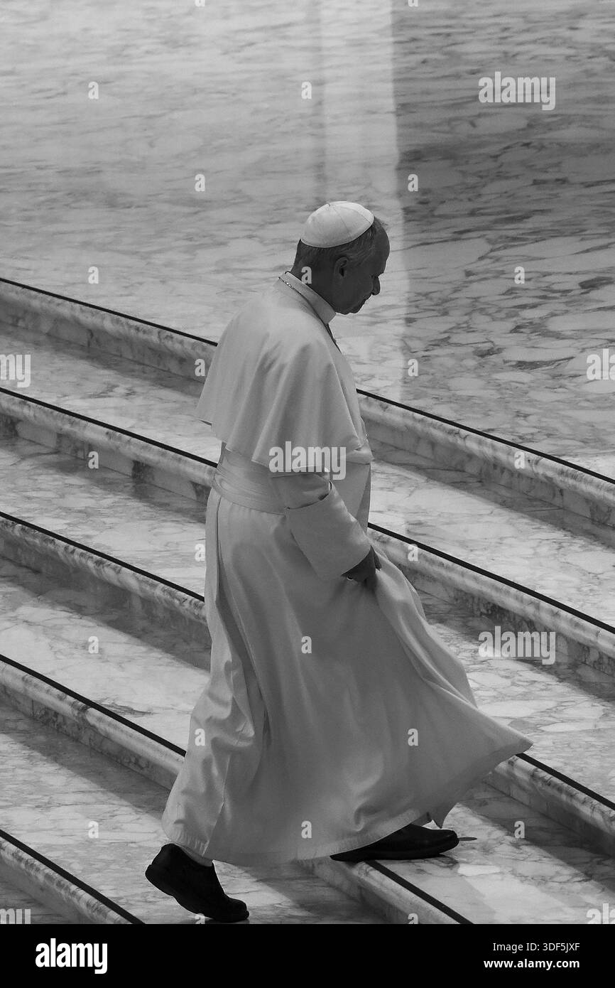 Vatikan, Vatikan. Januar 2026. **NO LIBRI** Italien, Rom, Vatikan, 2026/1/10 Papst Leo XIV. Trifft sich mit den Jugendlichen Roms im Paul VI. Saal, auf dem Vatikan Foto von VATIKAN MEDIEN /Katholische Presse Foto: Unabhängige Fotoagentur/Alamy Live News Stockfoto