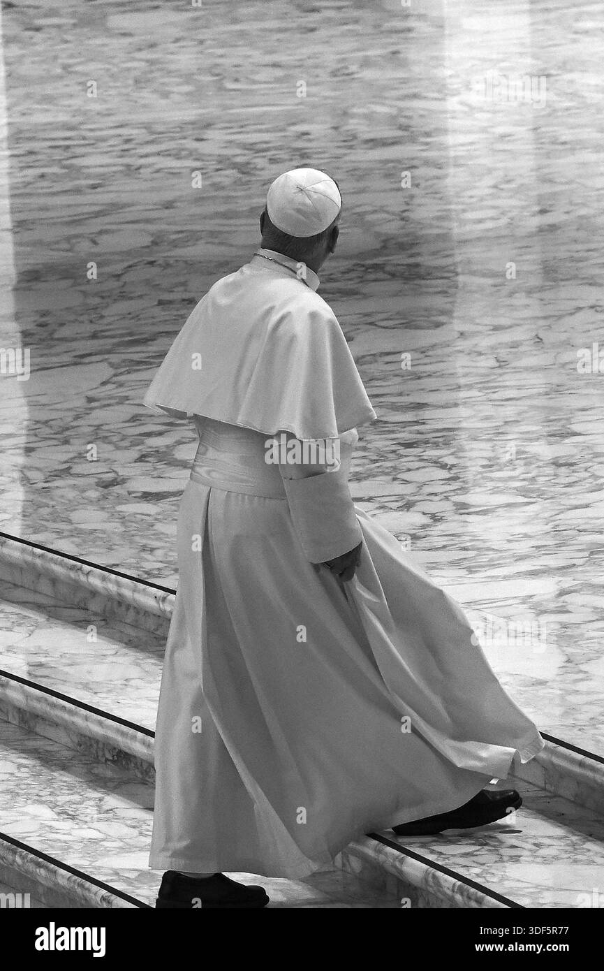 Vatikan, Vatikan. Januar 2026. **NO LIBRI** Italien, Rom, Vatikan, 2026/1/10 Papst Leo XIV. Trifft sich mit den Jugendlichen Roms im Paul VI. Saal, auf dem Vatikan Foto von ALESSIA GIULIANI /Catholic Press Photo Credit: Independent Photo Agency/Alamy Live News Stockfoto