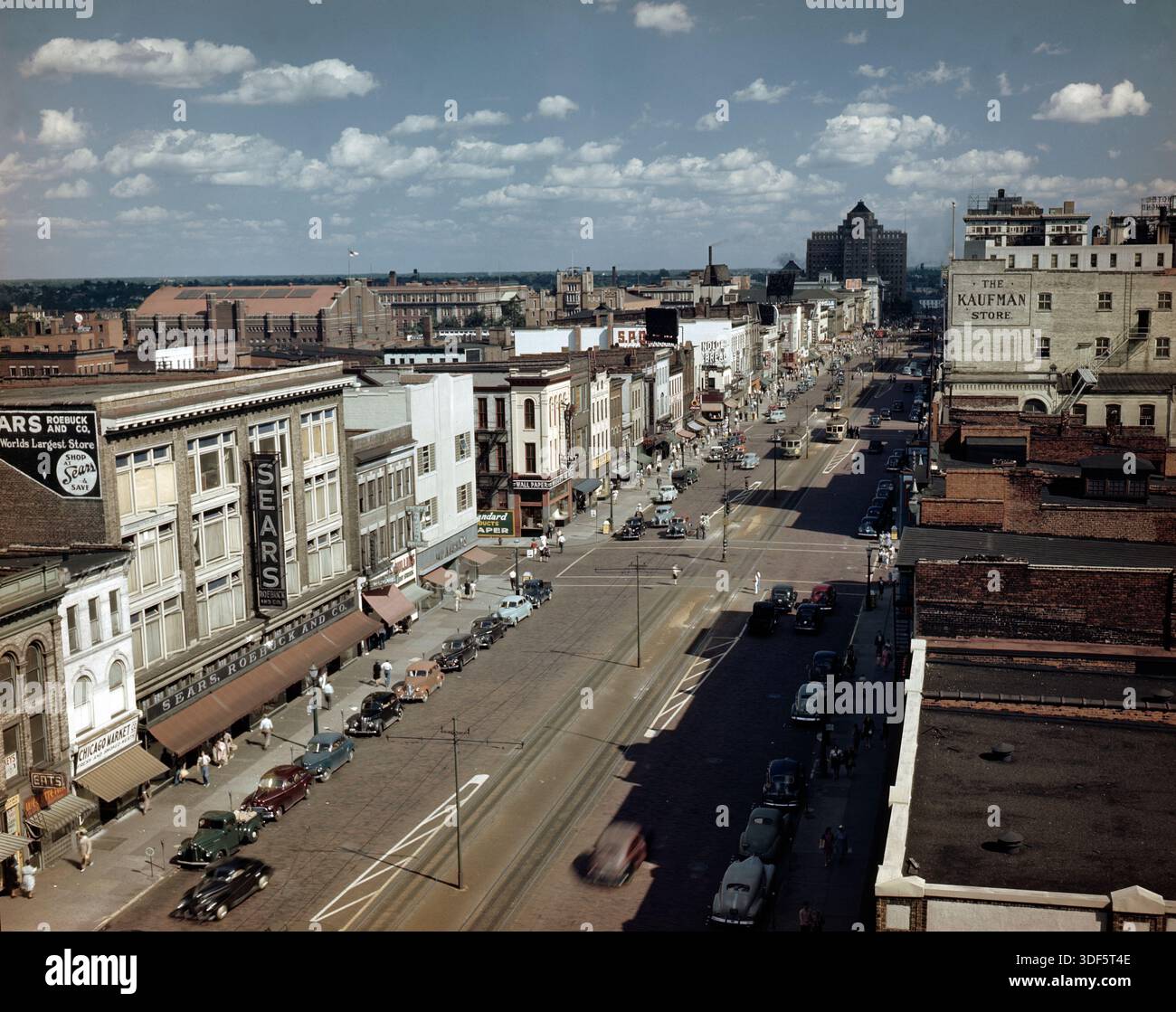 Erhöhter Blick nach Osten entlang der E Broad Street in der Nähe der Kreuzung mit der N 4th St, Richmond, Virginia, Juli 1950. Ein Großteil des Gebäudes auf der linken Seite wurde abgerissen und durch das riesige, vielseitig nutzbare Greater Richmond Convention Center ersetzt. Stockfoto