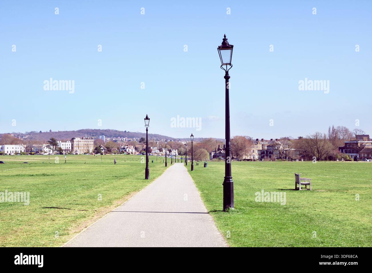 Eine Reihe traditioneller Leuchtenpfosten entlang eines Pfades auf Blackheath, der zum Blackheath Village im Südosten Londons, England, Großbritannien führt. Lampenpfosten Stockfoto