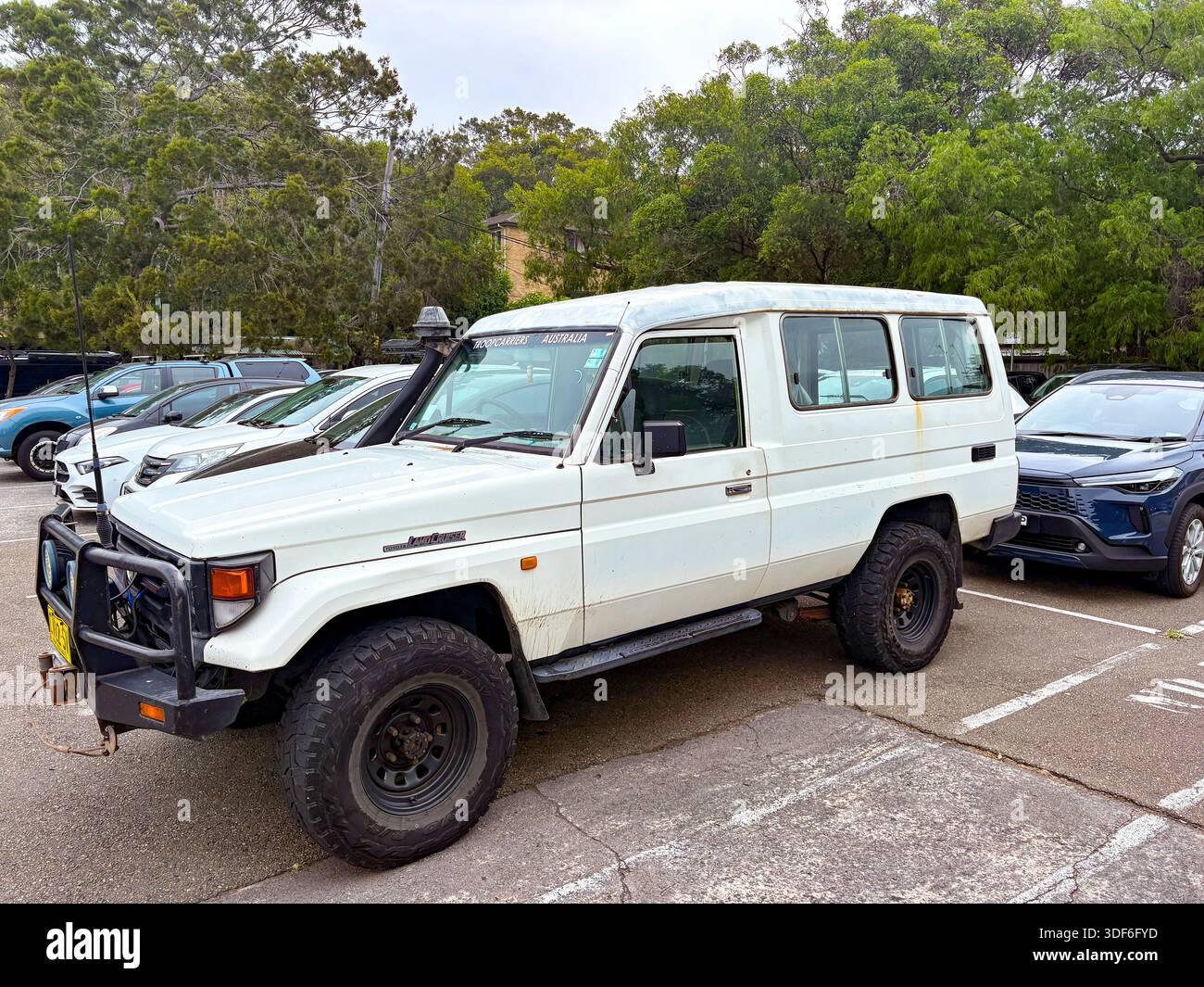 Toyota Landcruiser Truppenträger oder Troopy-Fahrzeug, weißes Land Cruiser-Fahrzeug 2005, das in Sydney, NSW, Australien, mit Bullbar und Winde geparkt ist Stockfoto