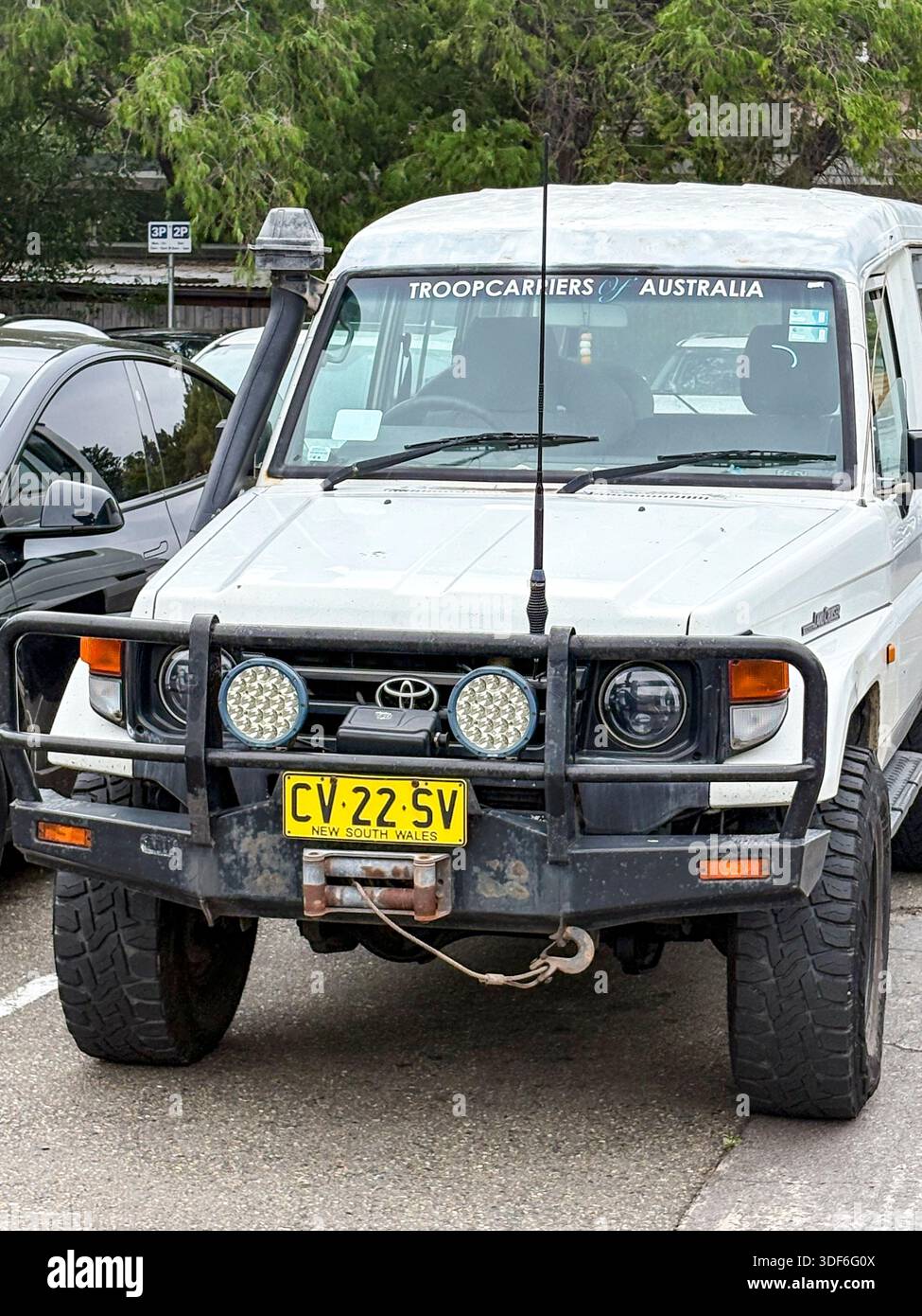 Toyota Landcruiser Truppenträger oder Troopy-Fahrzeug, weißes Land Cruiser-Fahrzeug 2005, das in Sydney, NSW, Australien, mit Bullbar und Winde geparkt ist Stockfoto