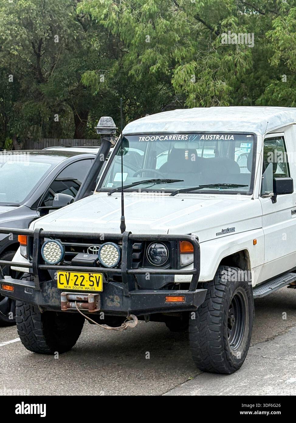 Toyota Landcruiser Truppenträger oder Troopy-Fahrzeug, weißes Land Cruiser-Fahrzeug 2005, das in Sydney, NSW, Australien, mit Bullbar und Winde geparkt ist Stockfoto