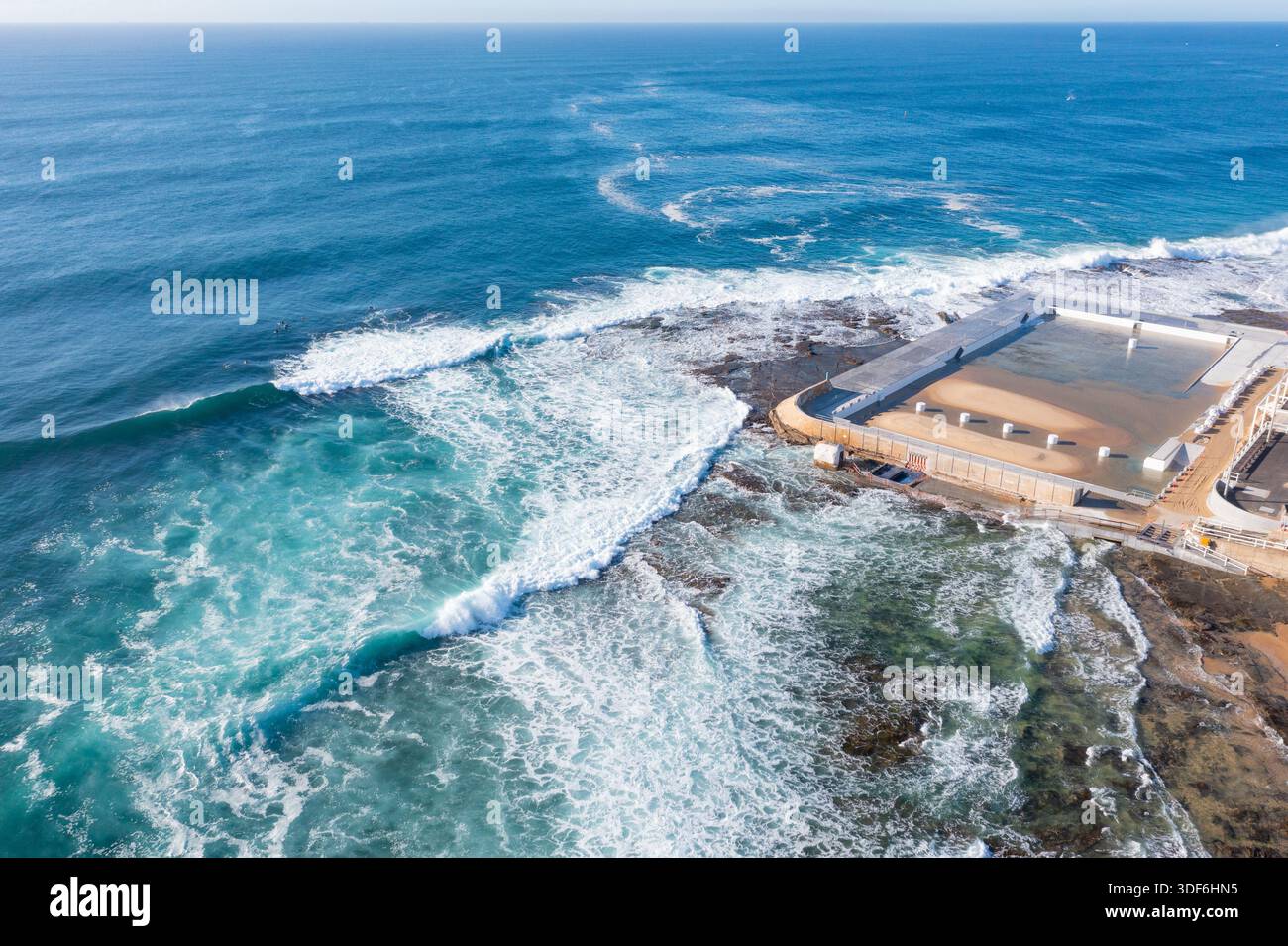 Vogelperspektive von Cowrie Hole und Newcastle Ocean Baths - Newcastle NSW Australien. Das Cowrie Hole ist eine beliebte Surfpause in der Gegend Stockfoto