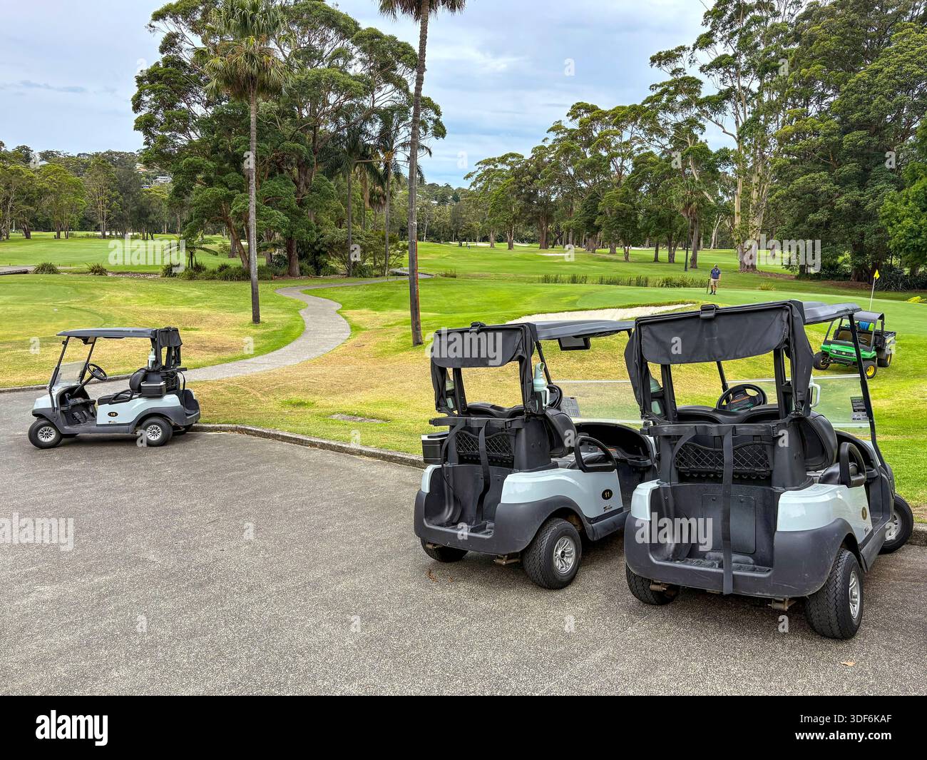 Elektrischer Golfwagen-Buggy auf dem Golfplatz Cromer in Sydney, NSW, Australien - Smartphone-aufgenommenes Stockfoto