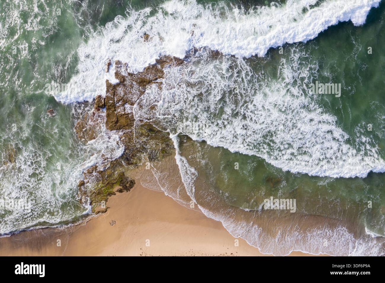 Luftaufnahme der felsigen Gegend am Dudley Beach - Newcastle NSW Australien - Top Down Stockfoto