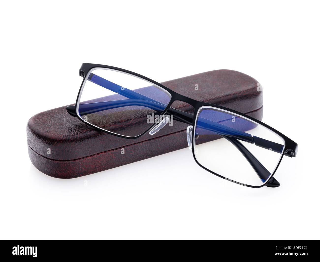 Lesebrille, blendfrei mit Dioptrien und geschlossenes Ledergehäuse, isoliert auf weißem Hintergrund, ohne Marke Stockfoto