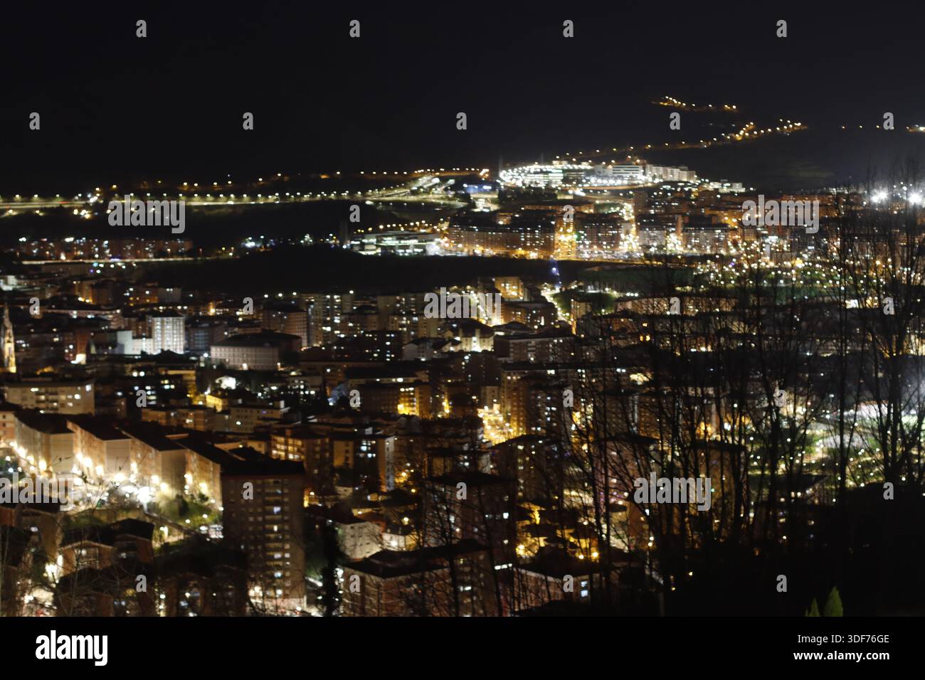 Panoramablick auf Bilbao bei Nacht Stockfoto