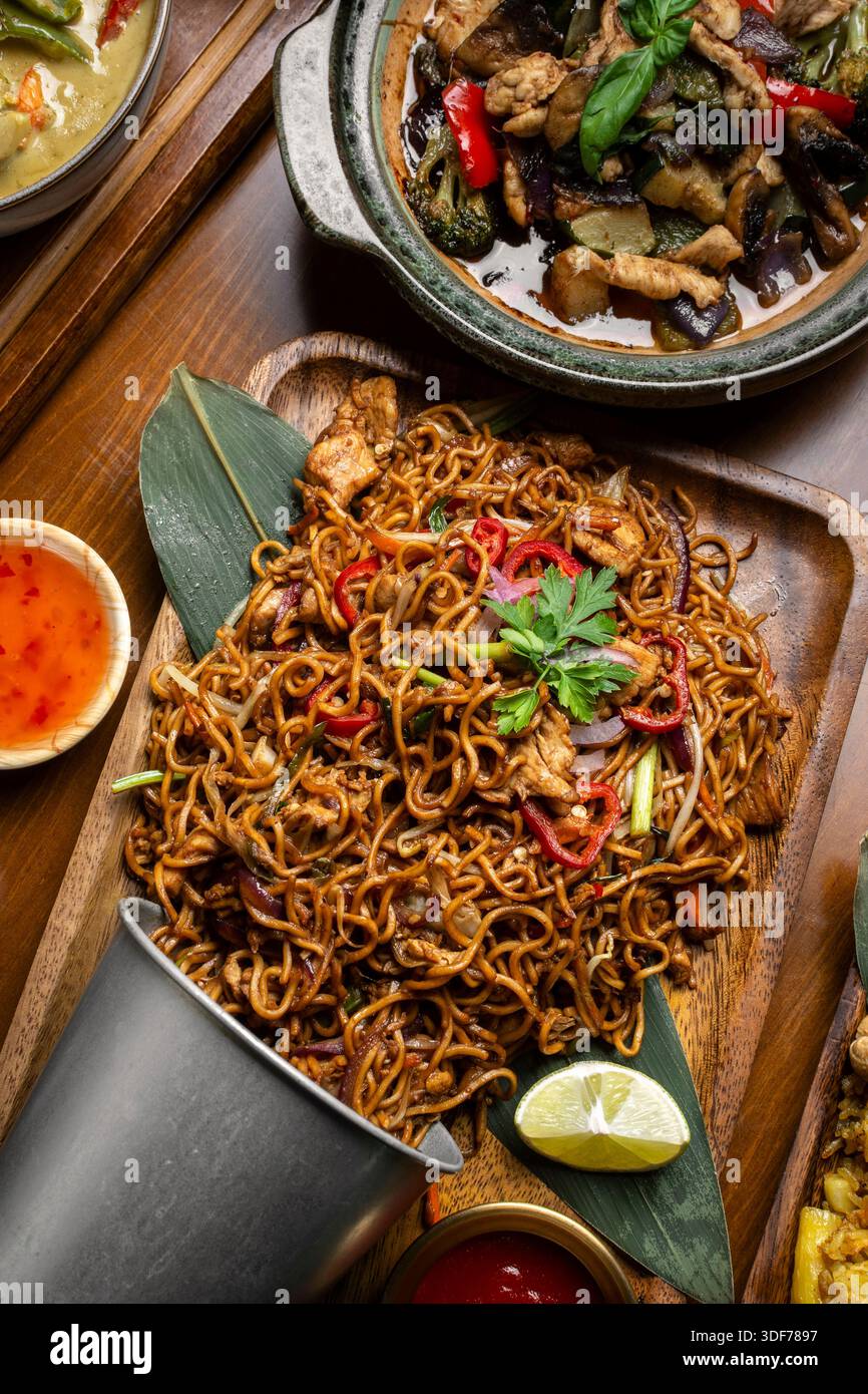Pad thai Chicken Rühren Nudeln in modernem Restaurant in bangkok thailand Stockfoto