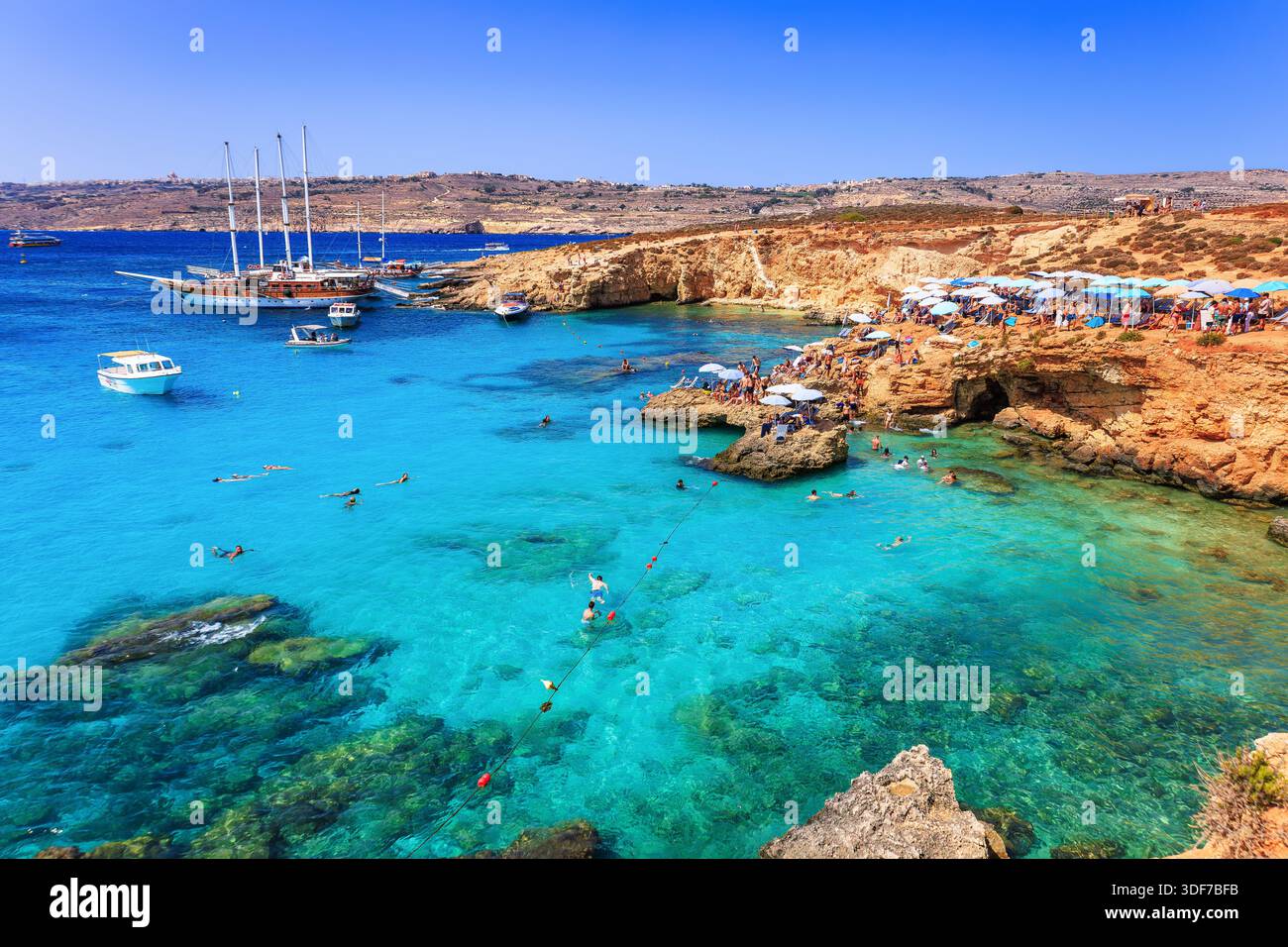 Comino Island, Malta. Blaue Lagune und Gozo Island im Hintergrund. Stockfoto