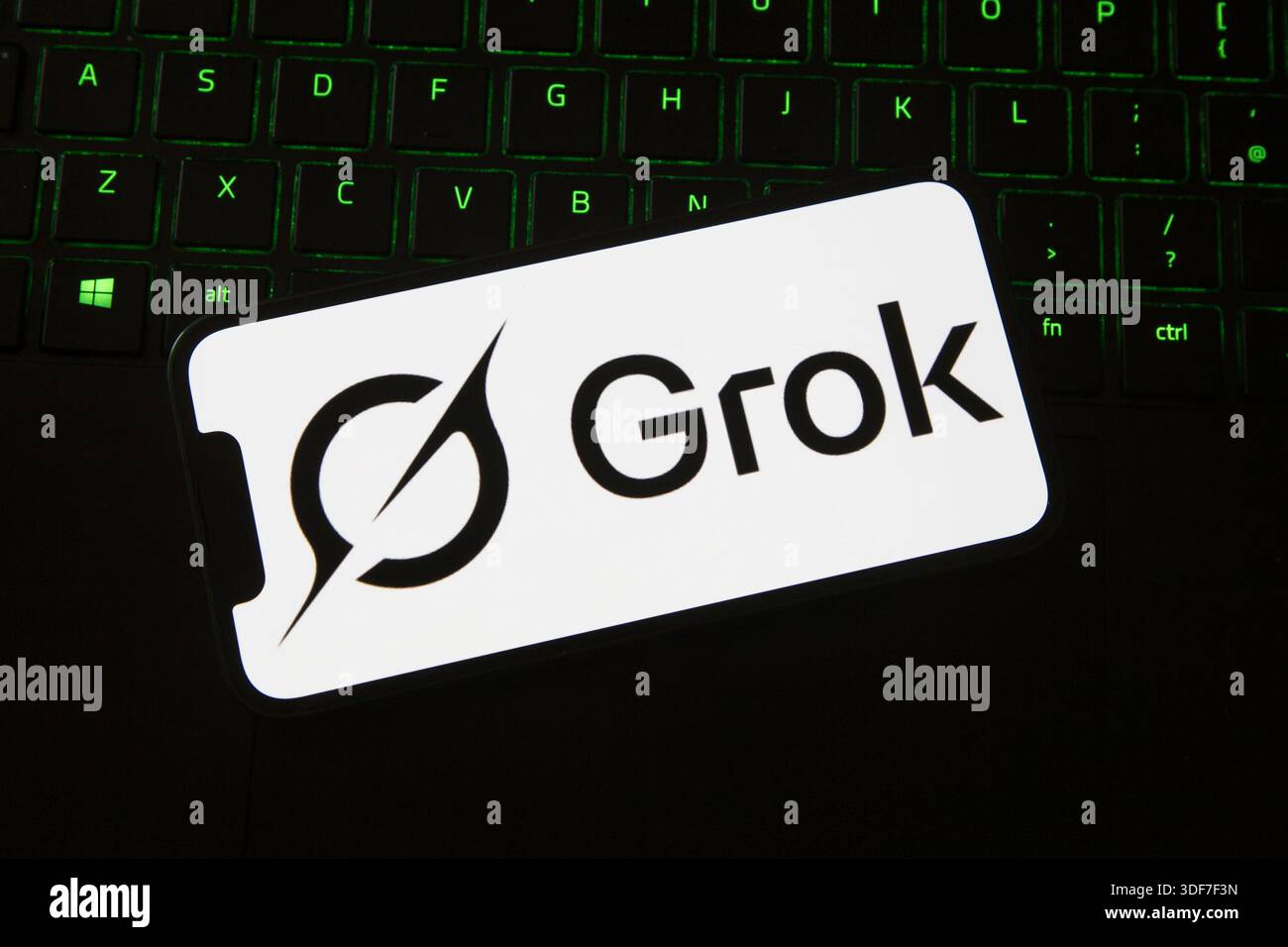 Grok AI App auf einem iphone mit grok Logo Stockfoto