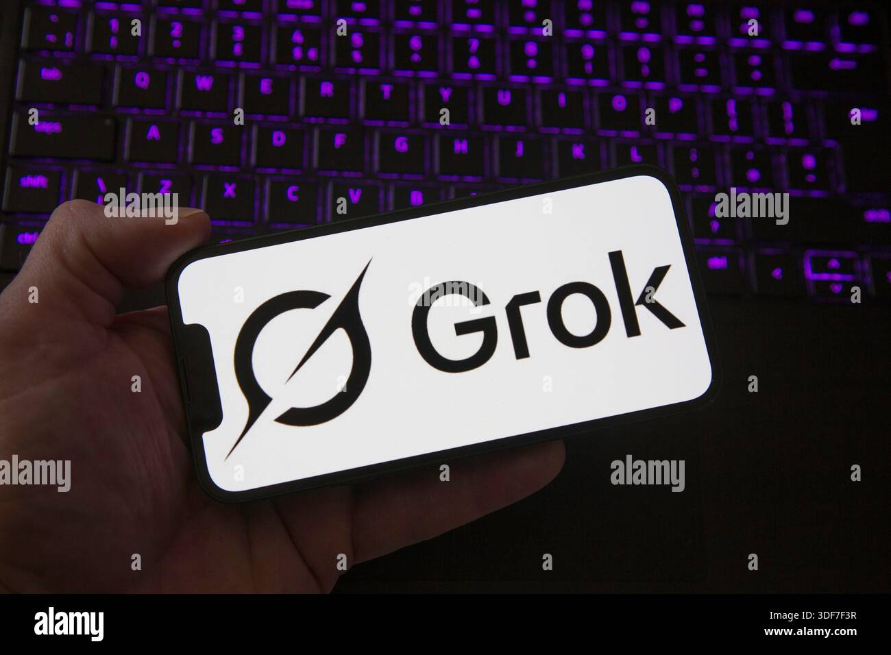 Grok AI App auf einem iphone mit grok Logo Stockfoto