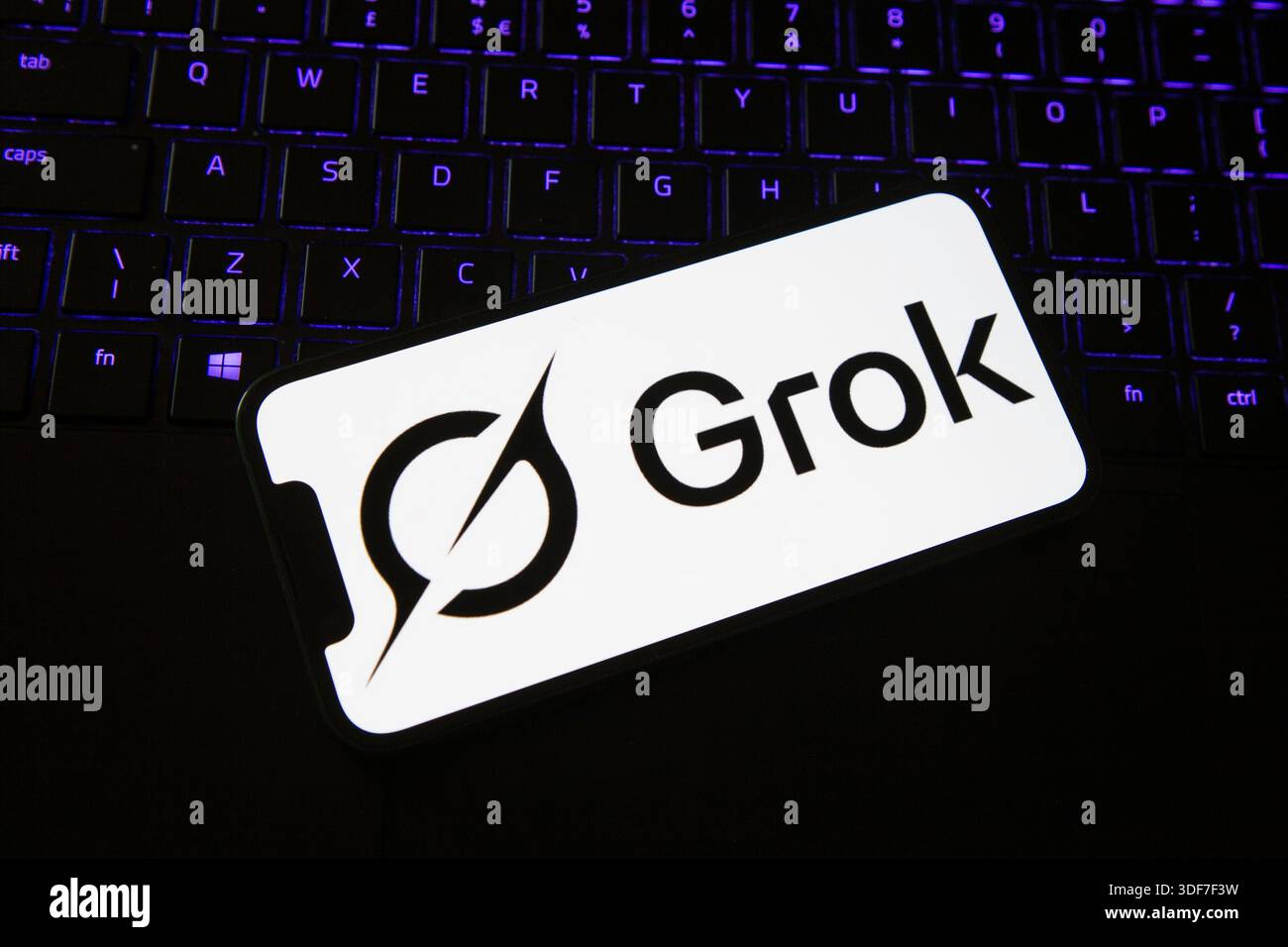 Grok AI App auf einem iphone mit grok Logo Stockfoto