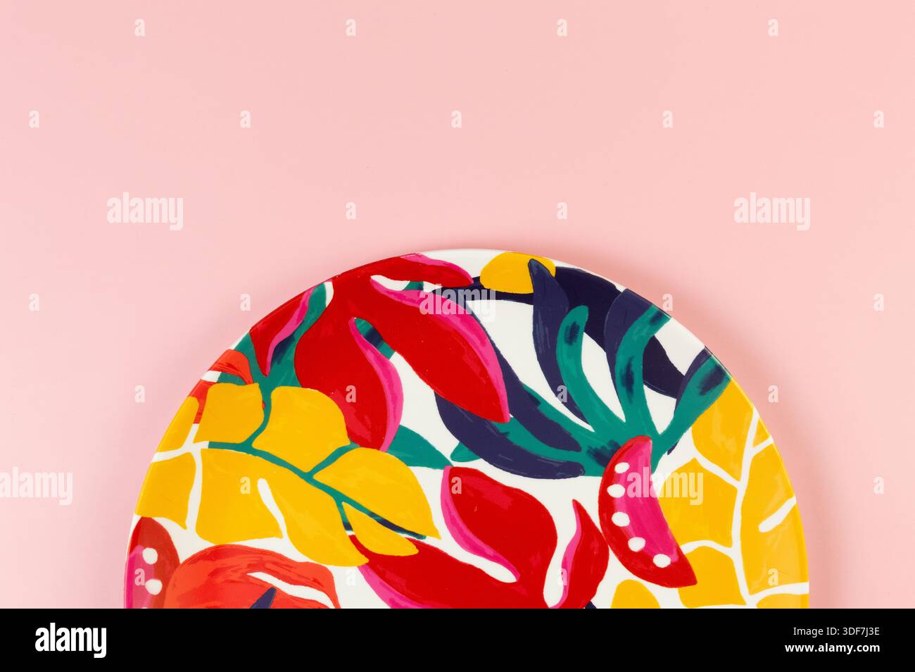 Draufsicht der farbenfrohen Platte auf rosa Hintergrund. Exotische Pflanzenteller, Sommer-Picknick. Flache Ladefläche, Kopierraum. Stockfoto