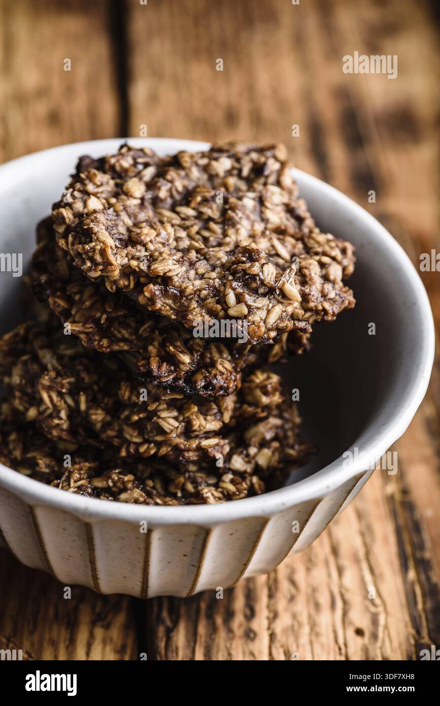 Banana Haferflocken Kekse mit Schokolade in Schüssel Stockfoto