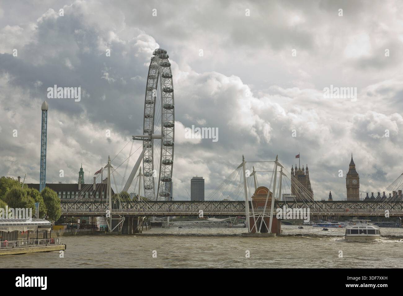 LONDON, UK, September 08, 2017: Blick auf das London Eye und der South Bank der Themse vom Westminster Bridge, London, UK Stockfoto