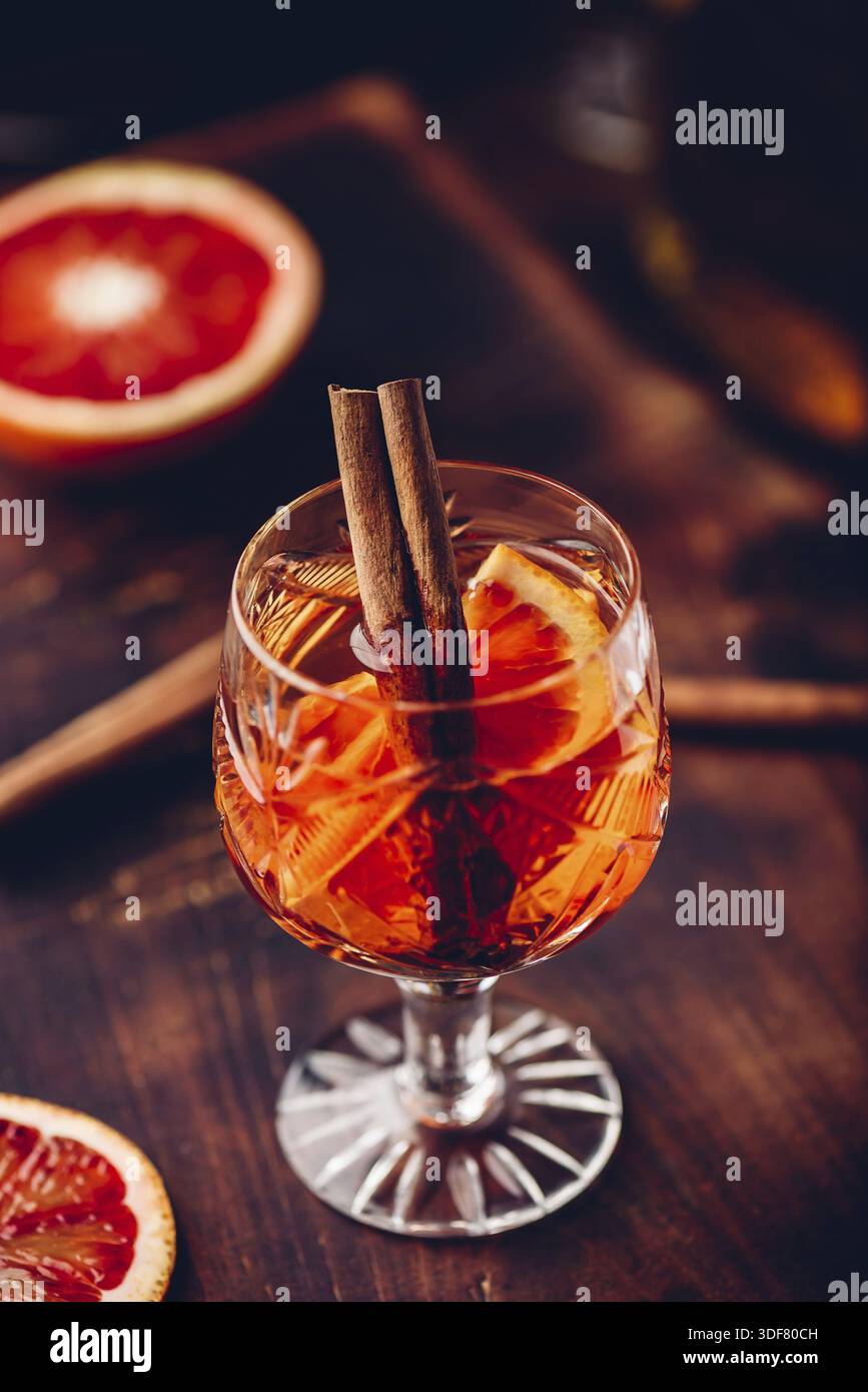 Orange Whiskey Sour Cocktail mit Bourbon, Blut Orangensaft und einfachen Sirup Stockfoto