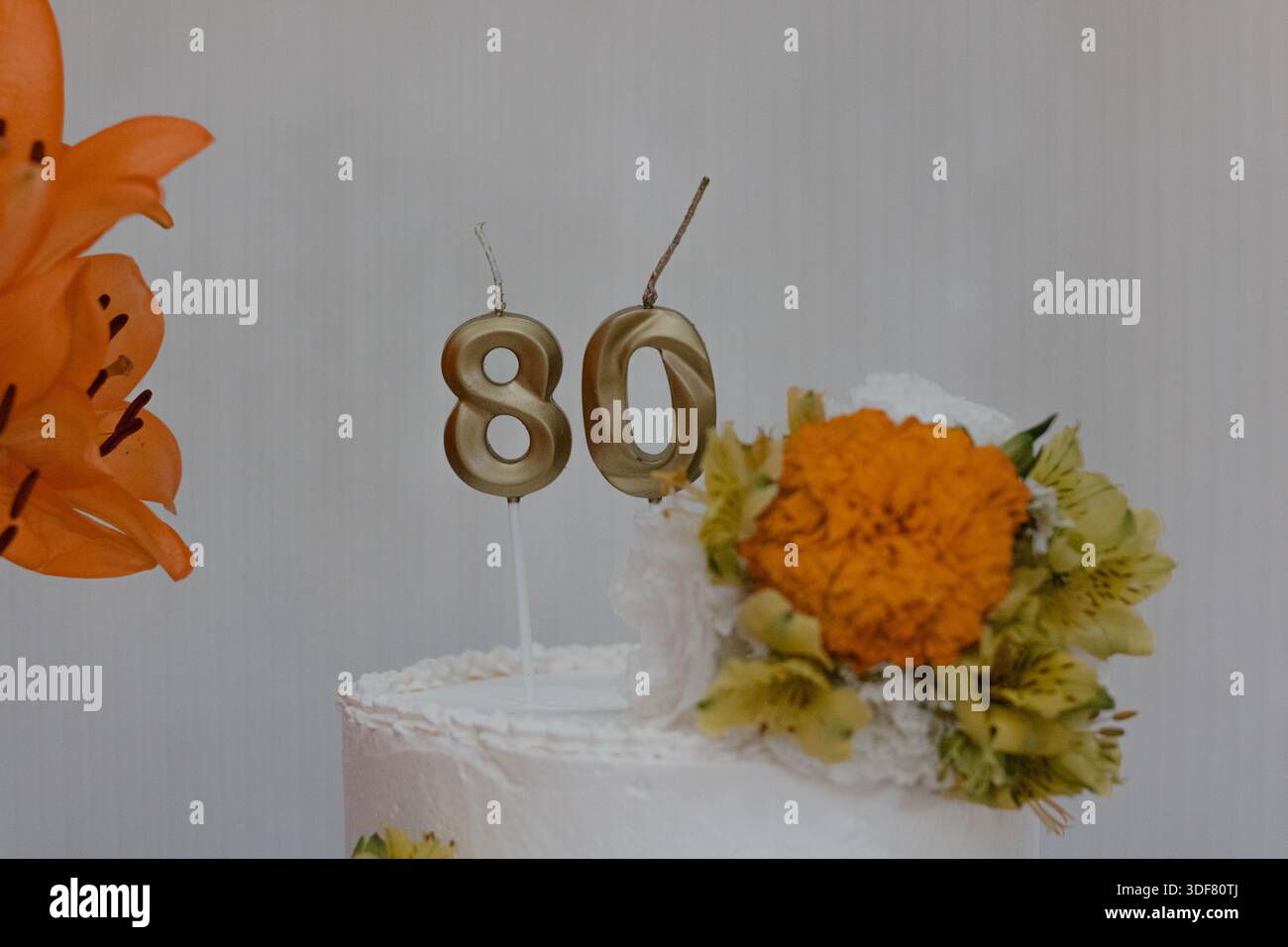 Kuchen mit 80 Kerzen-Nummer-Topper Stockfoto