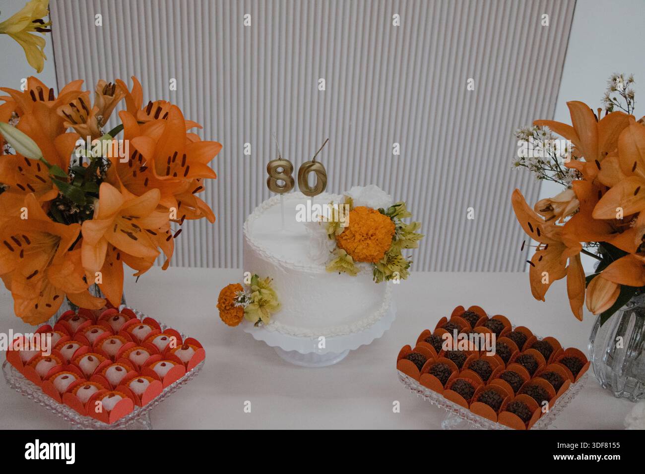 Feierkuchen mit Blumen und Süßigkeiten Stockfoto